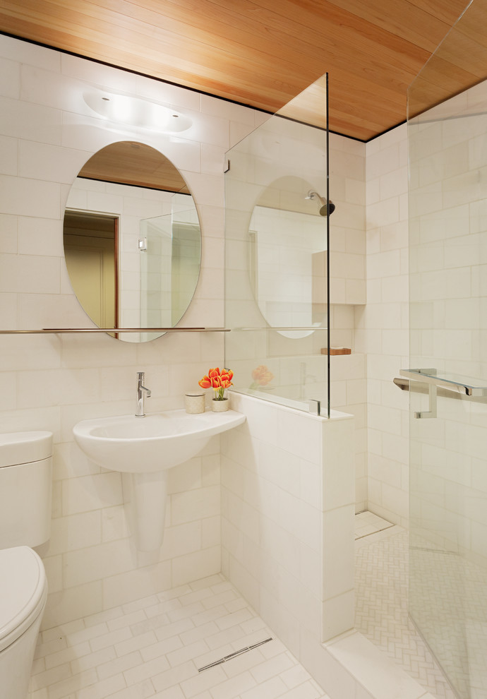Exemple d'une grande salle de bain principale moderne en bois brun avec un lavabo intégré, un placard à porte plane, un plan de toilette en béton, une douche ouverte, un carrelage beige, des carreaux de céramique, un mur beige et un sol en carrelage de céramique.