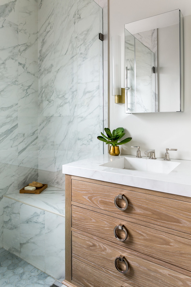 Exempel på ett modernt badrum med dusch, med skåp i mellenmörkt trä, vit kakel, vita väggar, mosaikgolv, ett integrerad handfat, grått golv och släta luckor