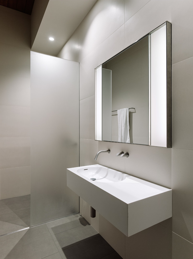 Modernes Badezimmer mit bodengleicher Dusche in San Francisco