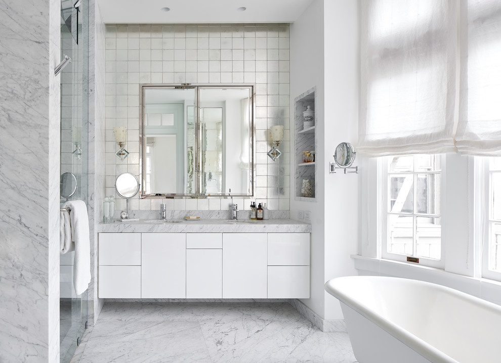 Inspiration för mellanstora moderna grått en-suite badrum, med släta luckor, vita skåp, en dusch i en alkov, vita väggar, ett undermonterad handfat, vitt golv, dusch med gångjärnsdörr, marmorgolv, ett fristående badkar och marmorbänkskiva