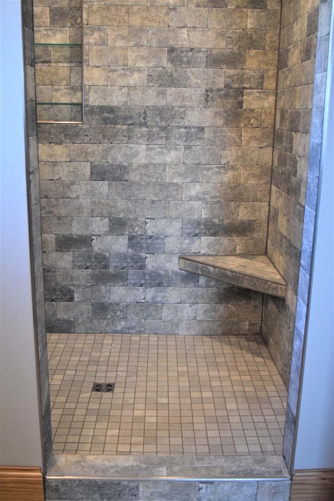 Пример оригинального дизайна: ванная комната в стиле неоклассика (современная классика) с угловым душем, серой плиткой и каменной плиткой