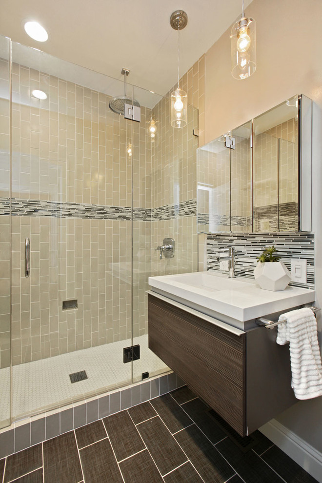 Ispirazione per una stanza da bagno con doccia minimal con lavabo integrato, ante lisce, doccia alcova e pareti beige