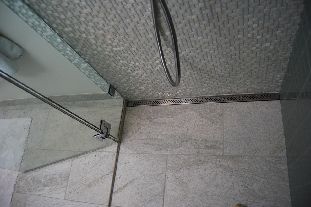 Cette photo montre une grande salle d'eau tendance avec un plan de toilette en granite, une douche ouverte, un carrelage multicolore et des carreaux de porcelaine.