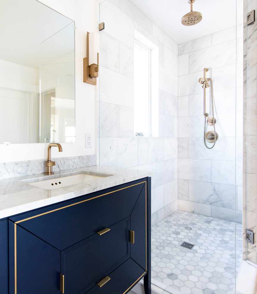 Idéer för ett modernt grå badrum med dusch, med släta luckor, blå skåp, en dusch i en alkov, grå kakel, marmorkakel, vita väggar, ett undermonterad handfat, grått golv och dusch med gångjärnsdörr