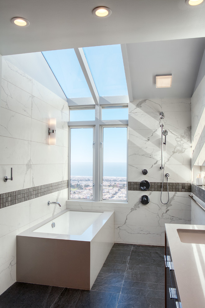 Inspiration för mycket stora moderna vitt en-suite badrum, med släta luckor, grå skåp, ett undermonterat badkar, en öppen dusch, en vägghängd toalettstol, vit kakel, porslinskakel, vita väggar, klinkergolv i porslin, ett undermonterad handfat, bänkskiva i kvarts, grått golv och med dusch som är öppen