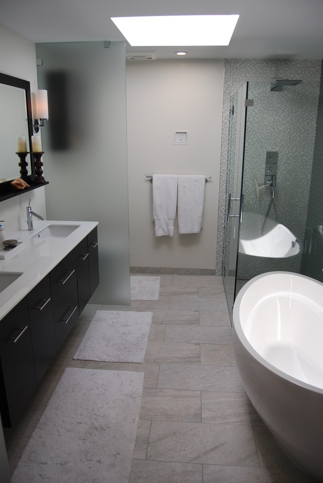 Inspiration för ett stort funkis en-suite badrum, med skåp i shakerstil, svarta skåp, ett fristående badkar, en öppen dusch, keramikplattor, beige väggar och grå kakel