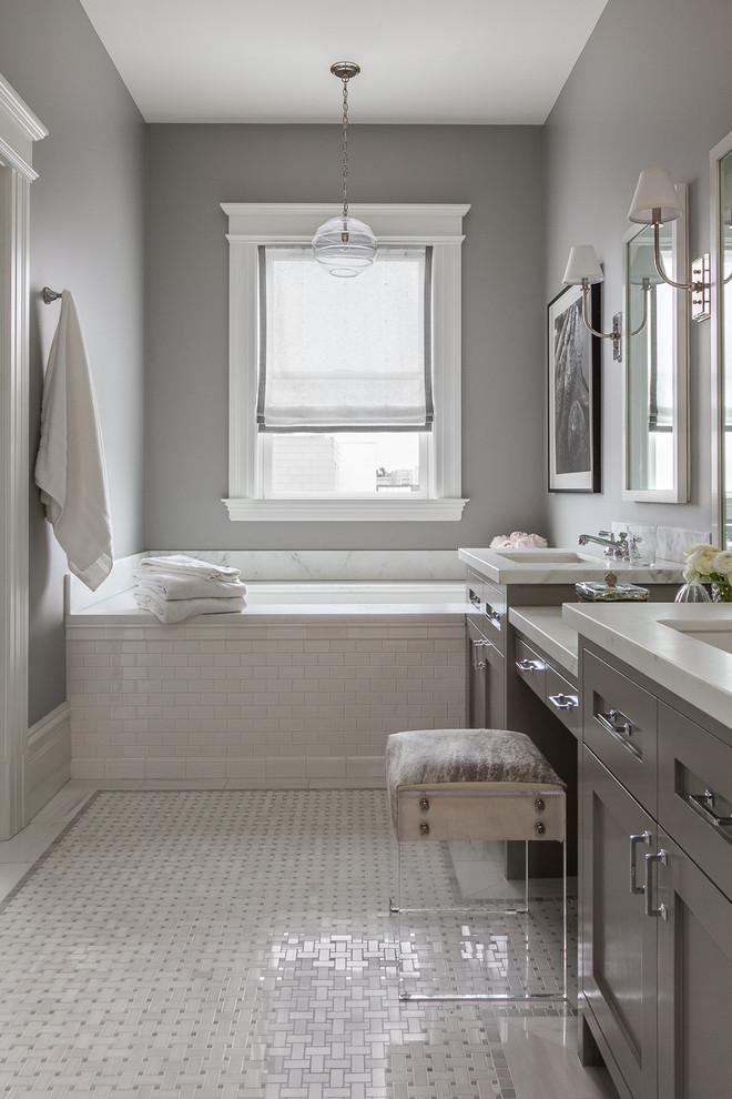 Ejemplo de cuarto de baño principal clásico renovado con armarios estilo shaker, puertas de armario grises, bañera encastrada sin remate, paredes grises y lavabo bajoencimera