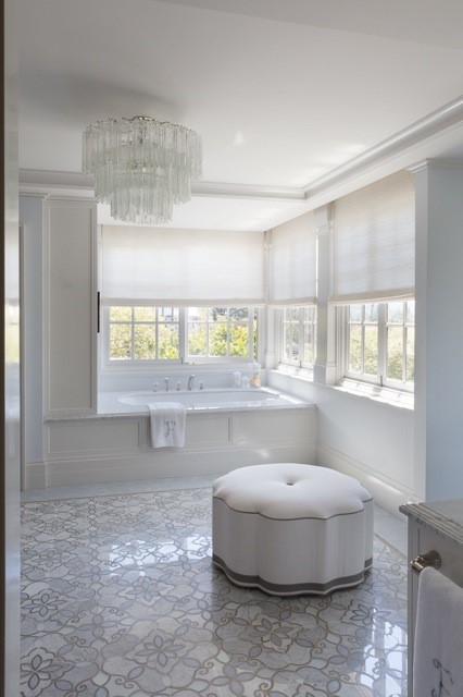 Esempio di una grande stanza da bagno padronale tradizionale con ante bianche, piastrelle a mosaico, pareti blu e pavimento con piastrelle a mosaico