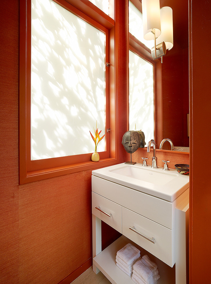 Идея дизайна: ванная комната в стиле фьюжн с врезной раковиной, плоскими фасадами, белыми фасадами и оранжевыми стенами