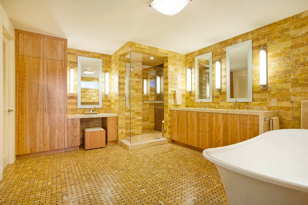 На фото: главная ванная комната в современном стиле с плоскими фасадами с