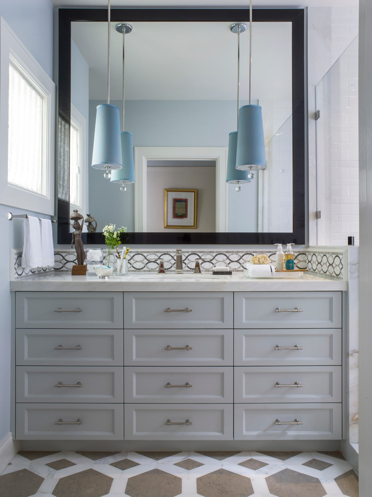 Пример оригинального дизайна: ванная комната в стиле неоклассика (современная классика) с врезной раковиной, фасадами с утопленной филенкой, серыми фасадами, душем в нише и синими стенами