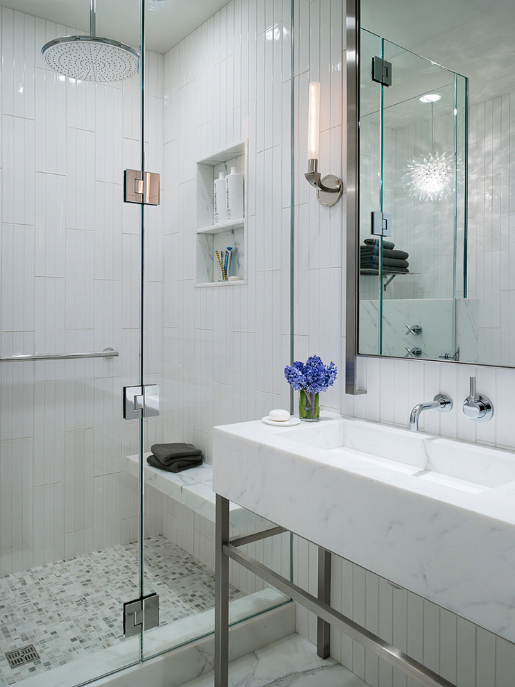 Bild på ett funkis badrum med dusch, med ett integrerad handfat, en dusch i en alkov och vit kakel