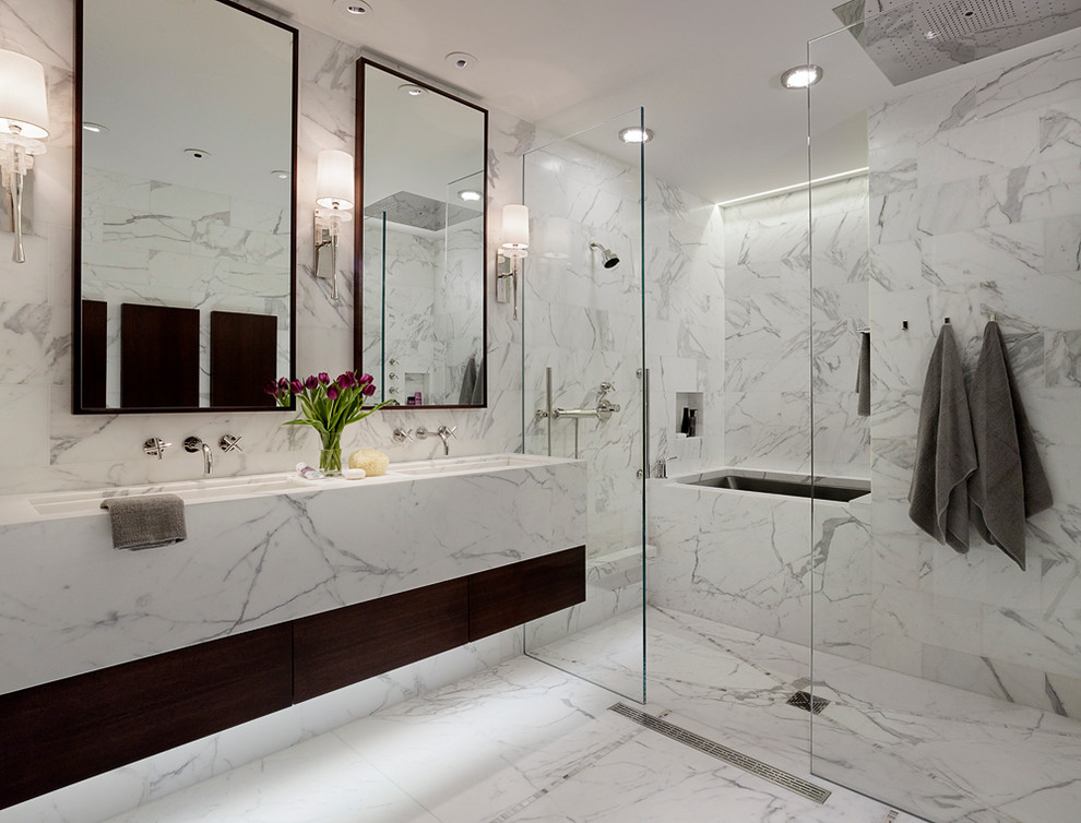 Esempio di una stanza da bagno design con lavabo sottopiano, ante lisce, ante in legno bruno, vasca sottopiano e piastrelle bianche