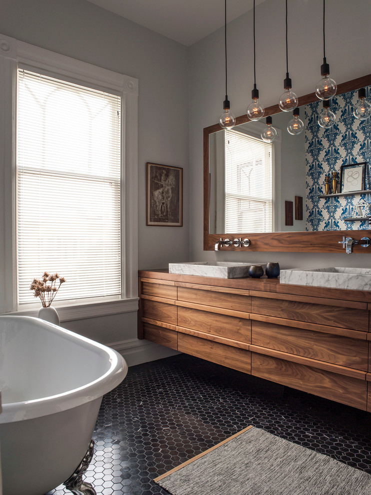 Diseño de cuarto de baño contemporáneo con bañera con patas, suelo con mosaicos de baldosas y suelo negro