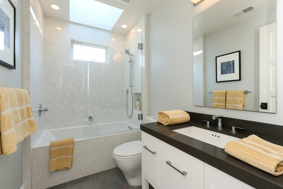 Inspiration för moderna badrum, med mosaik, en dusch/badkar-kombination och ett undermonterad handfat