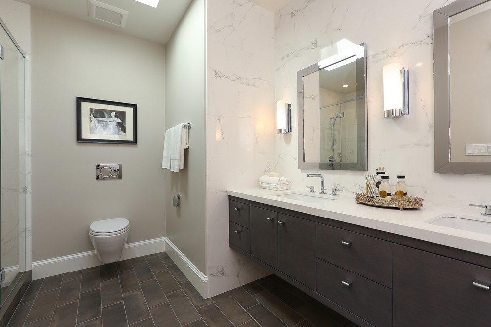 Idée de décoration pour une salle de bain design avec un lavabo encastré, WC suspendus, un carrelage blanc et des dalles de pierre.