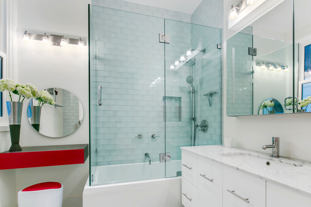 Inspiration för ett litet funkis grå grått badrum med dusch, med grå kakel, marmorgolv, släta luckor, vita skåp, ett hörnbadkar, en dusch/badkar-kombination, tunnelbanekakel, grå väggar, ett undermonterad handfat, granitbänkskiva, grått golv och dusch med gångjärnsdörr