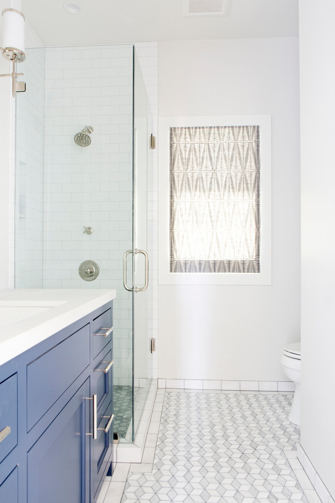 Diseño de cuarto de baño tradicional renovado con armarios estilo shaker, ducha esquinera, suelo de mármol, lavabo bajoencimera y encimera de mármol