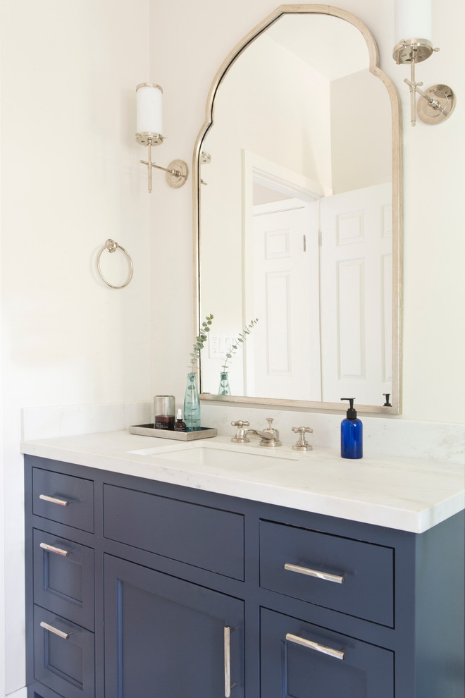 Foto de cuarto de baño tradicional renovado con armarios estilo shaker, ducha esquinera, suelo de mármol, lavabo bajoencimera y encimera de mármol