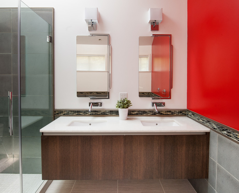 Inspiration för ett funkis badrum, med ett undermonterad handfat, släta luckor, skåp i mörkt trä, grå kakel och röda väggar