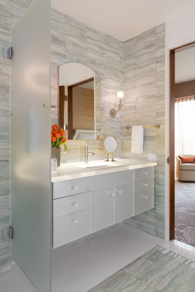 Идея дизайна: главная ванная комната среднего размера в современном стиле с врезной раковиной, стеклянными фасадами, стеклянной столешницей, ванной в нише, угловым душем, зеленой плиткой, плиткой мозаикой, зелеными стенами и полом из мозаичной плитки