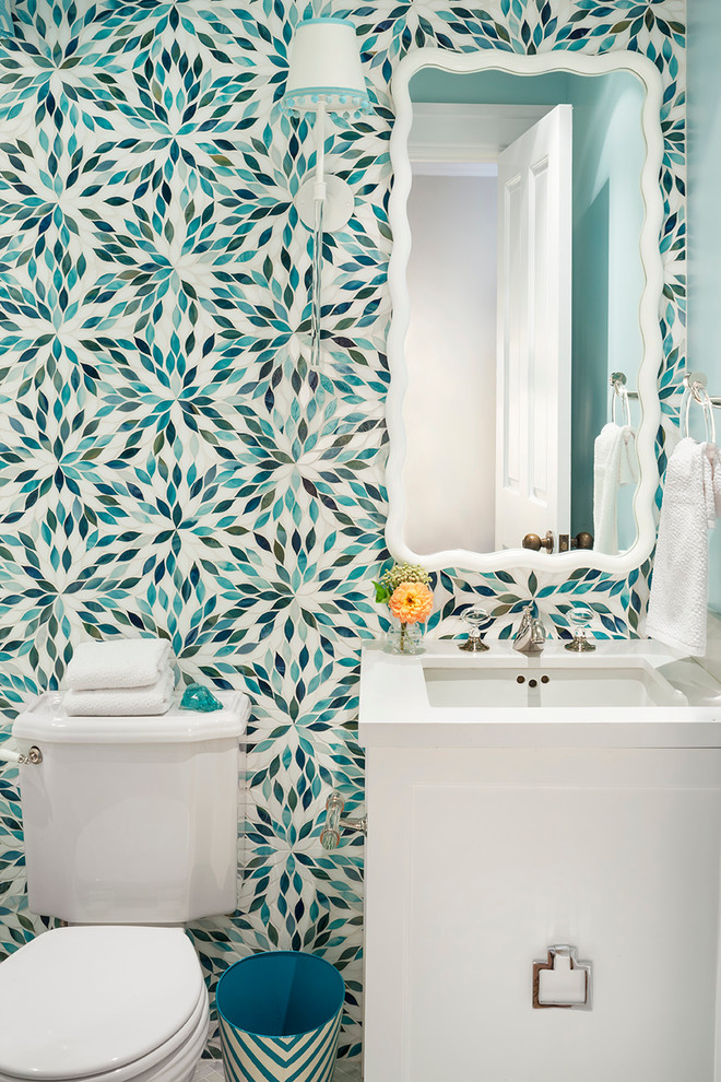 シアトルにある小さなトランジショナルスタイルのおしゃれな浴室 (白いキャビネット、分離型トイレ、アンダーカウンター洗面器) の写真