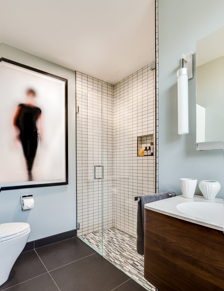 サンフランシスコにあるトランジショナルスタイルのおしゃれな浴室 (一体型シンク、フラットパネル扉のキャビネット、中間色木目調キャビネット、バリアフリー、マルチカラーのタイル、セラミックタイル、青い壁、スレートの床) の写真