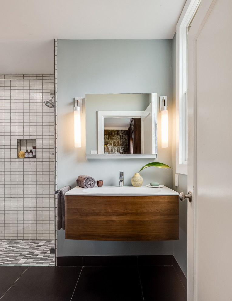 サンフランシスコにあるトランジショナルスタイルのおしゃれな浴室 (一体型シンク、フラットパネル扉のキャビネット、中間色木目調キャビネット、バリアフリー、セラミックタイル、青い壁、スレートの床) の写真