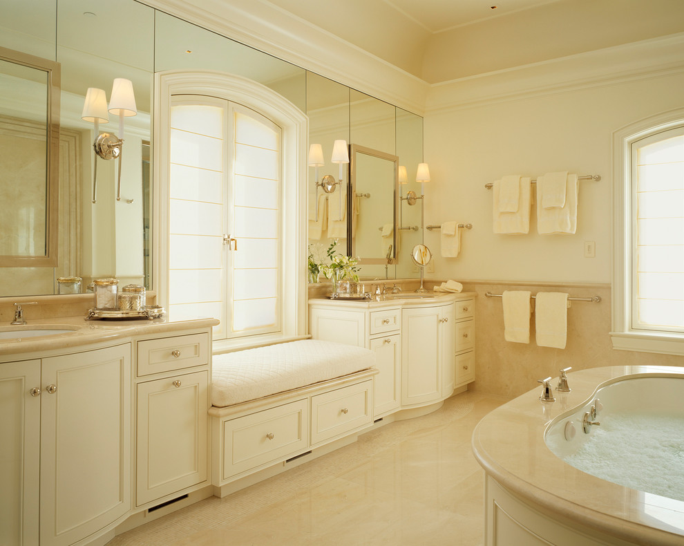 サンフランシスコにあるトラディショナルスタイルのおしゃれな浴室 (大理石の洗面台、ベージュのカウンター) の写真