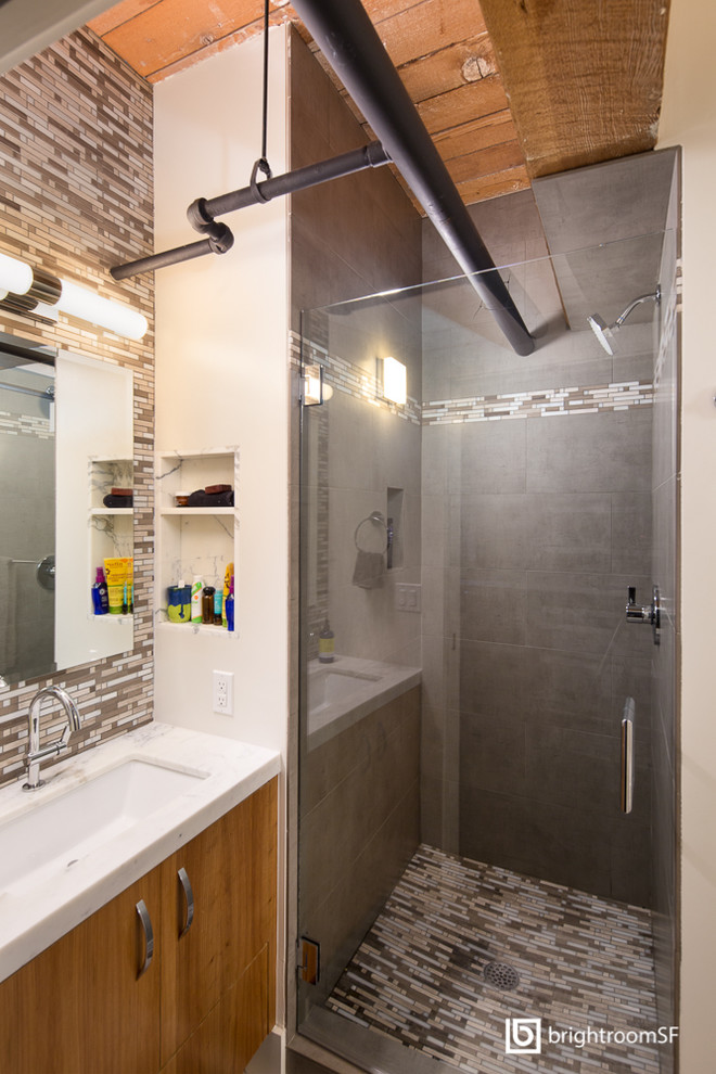 Imagen de cuarto de baño urbano de tamaño medio con armarios tipo mueble, puertas de armario marrones, ducha esquinera y aseo y ducha