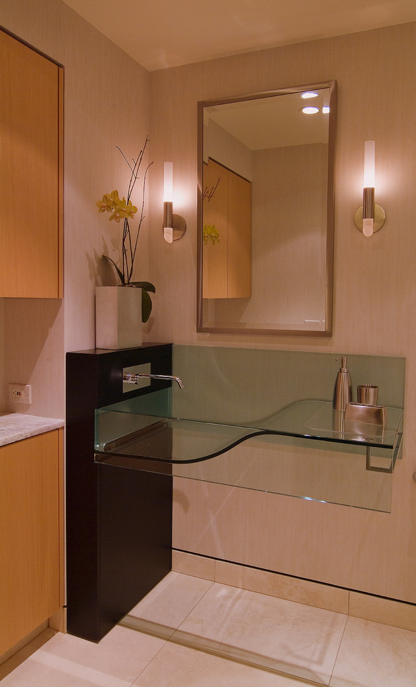 Ispirazione per una piccola stanza da bagno con doccia minimal con ante lisce, ante in legno chiaro e top in vetro