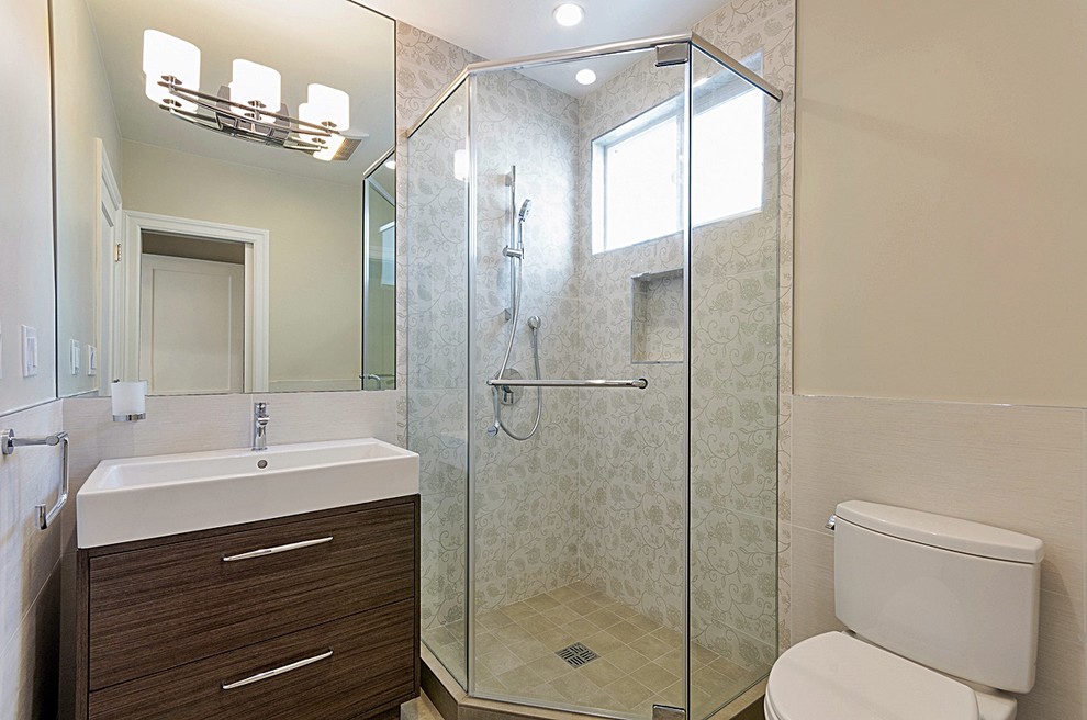 Ispirazione per una stanza da bagno contemporanea di medie dimensioni con ante lisce e ante in legno chiaro
