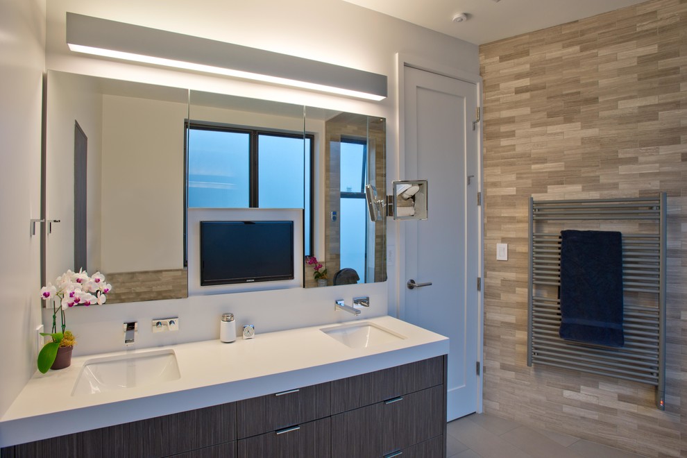 Foto de cuarto de baño actual con armarios con paneles lisos, encimeras blancas y piedra