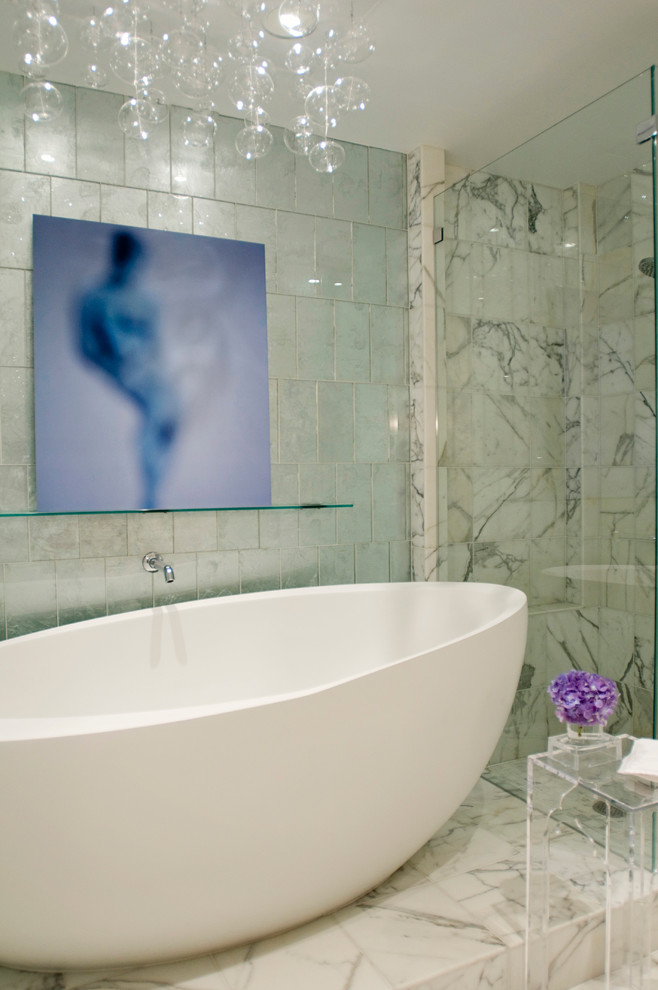 Foto de cuarto de baño contemporáneo con bañera exenta y baldosas y/o azulejos grises