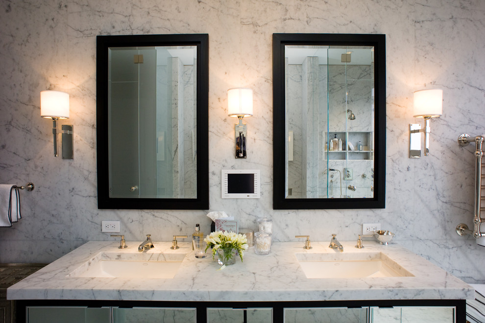 Cette photo montre une salle de bain principale chic de taille moyenne avec une douche d'angle, un mur gris, un lavabo encastré, un plan de toilette en marbre, une cabine de douche à porte battante et une baignoire encastrée.
