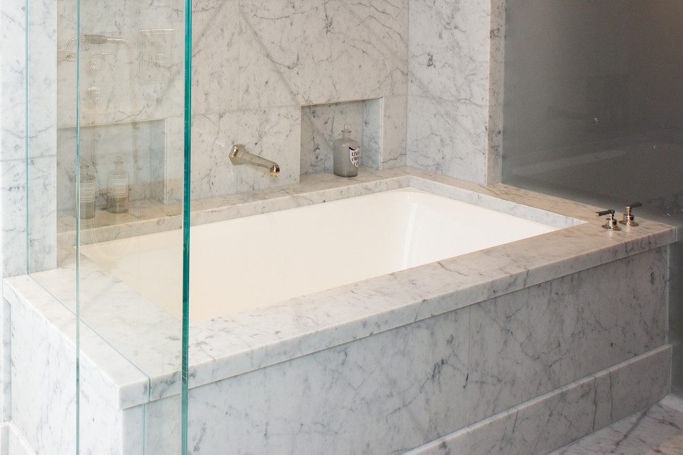 Стильный дизайн: главная ванная комната среднего размера в стиле неоклассика (современная классика) с полновстраиваемой ванной, угловым душем, серыми стенами, врезной раковиной, мраморной столешницей и душем с распашными дверями - последний тренд