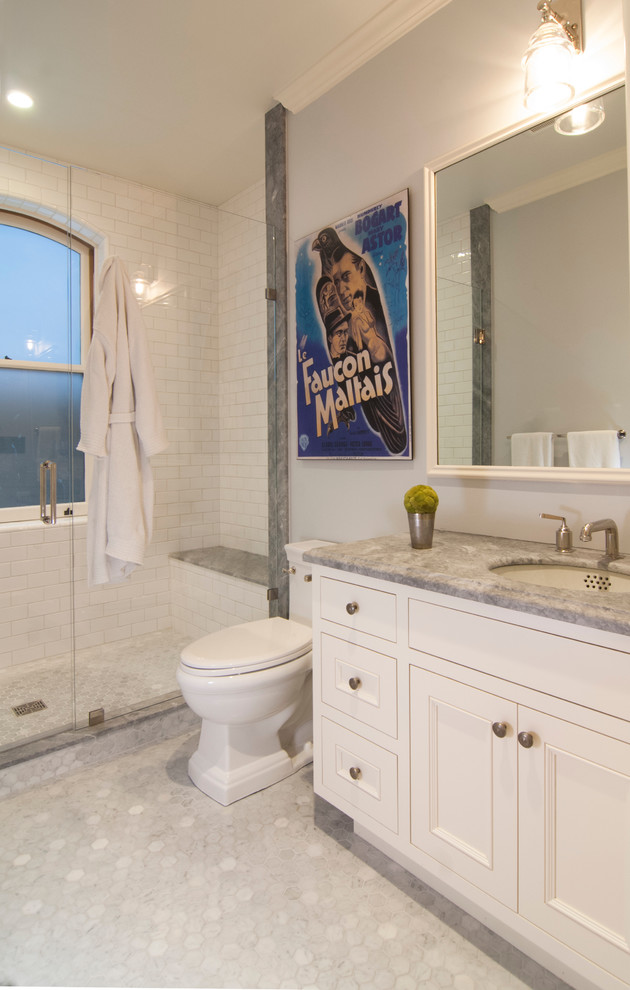 Exempel på ett mellanstort klassiskt badrum för barn, med ett undermonterad handfat, luckor med infälld panel, vita skåp, marmorbänkskiva, en dusch i en alkov, en toalettstol med separat cisternkåpa, vit kakel, tunnelbanekakel, grå väggar och marmorgolv