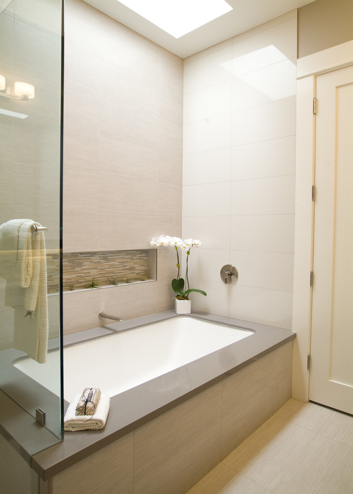 Immagine di una piccola stanza da bagno tradizionale con vasca sottopiano, piastrelle grigie, pareti verdi e pavimento in gres porcellanato