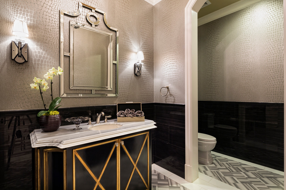 Imagen de cuarto de baño mediterráneo con lavabo bajoencimera, puertas de armario negras, baldosas y/o azulejos negros y paredes grises
