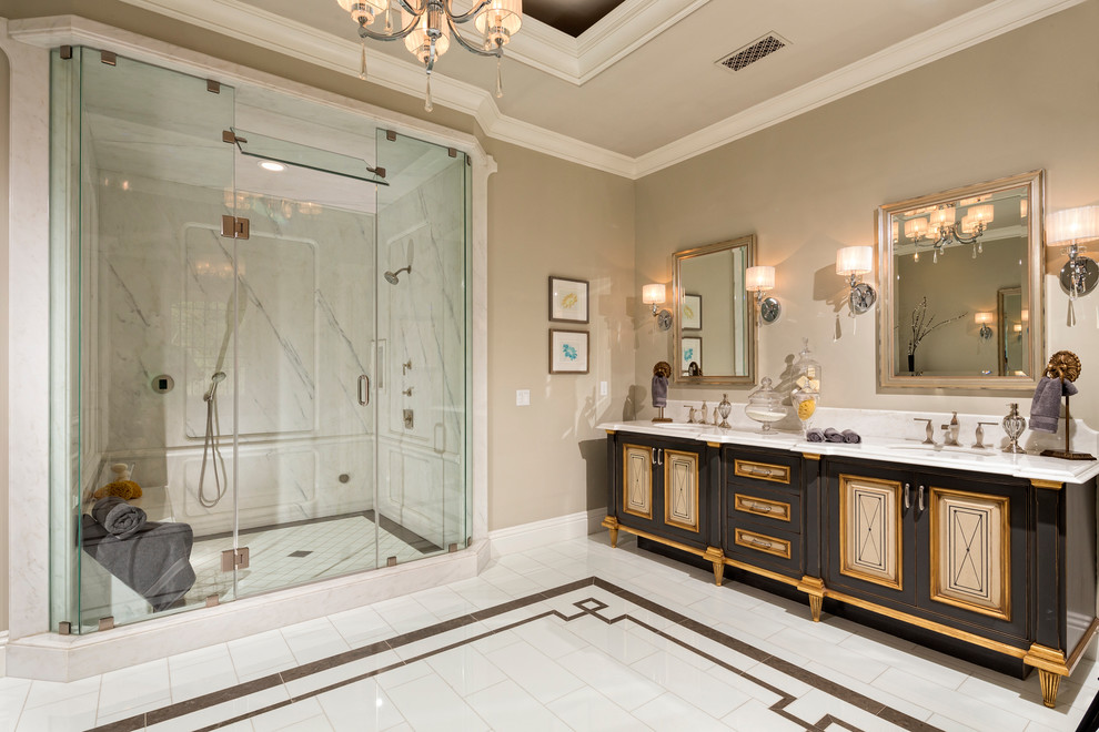 Immagine di una stanza da bagno mediterranea con lavabo sottopiano, ante nere, doccia alcova, piastrelle bianche e pareti beige