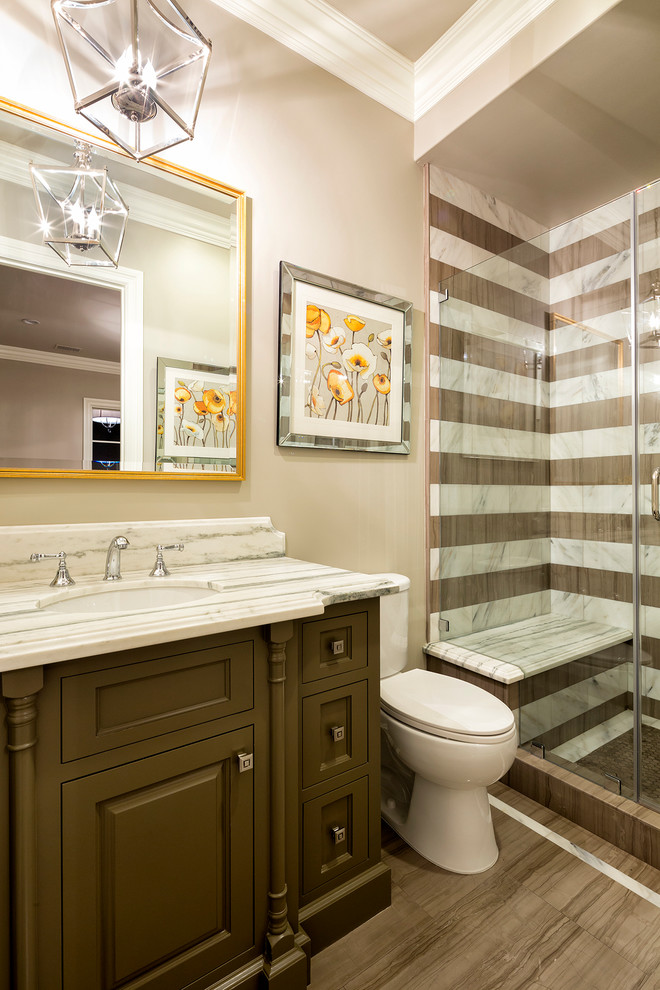 Стильный дизайн: ванная комната в средиземноморском стиле с врезной раковиной, фасадами с выступающей филенкой, темными деревянными фасадами, душем в нише, раздельным унитазом, разноцветной плиткой и бежевыми стенами - последний тренд
