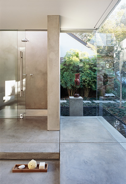 Idée de décoration pour une petite salle de bain principale design avec une cabine de douche à porte coulissante.