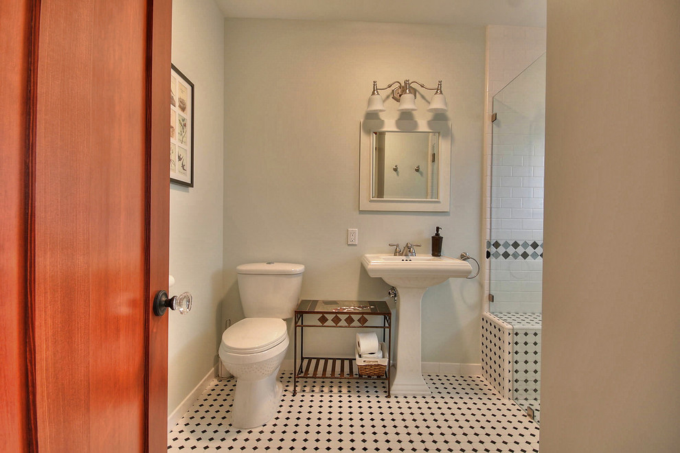 Immagine di una stanza da bagno con doccia tradizionale di medie dimensioni con lavabo a colonna, doccia a filo pavimento, WC a due pezzi, piastrelle bianche, piastrelle diamantate e pareti verdi