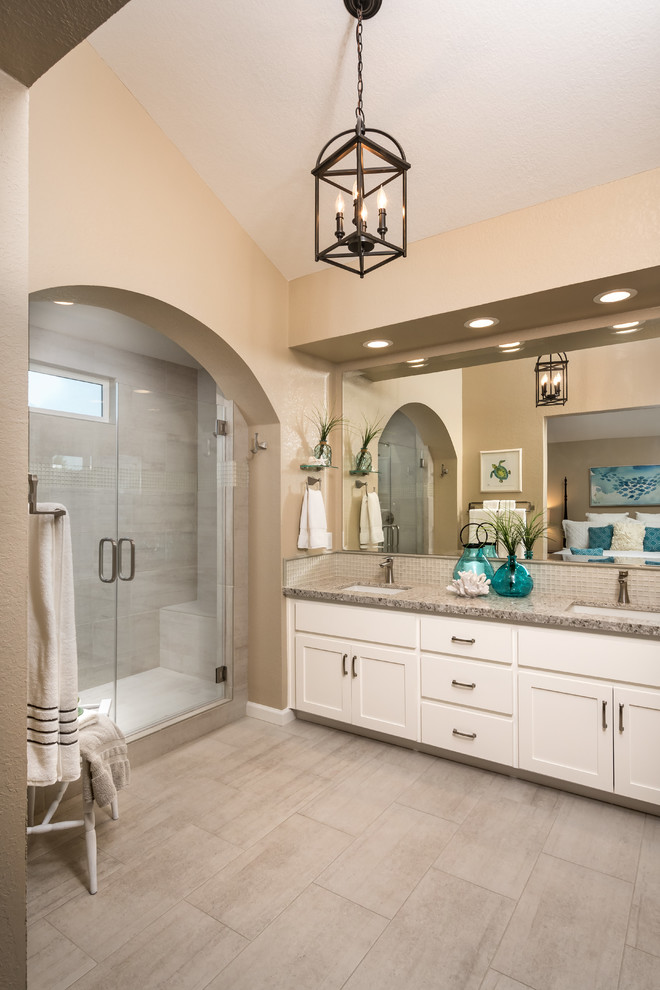 Esempio di una grande stanza da bagno padronale stile marino con ante con riquadro incassato, ante bianche, pareti beige e lavabo da incasso