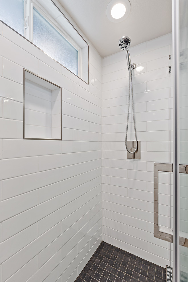 Idéer för att renovera ett litet funkis vit vitt badrum med dusch, med möbel-liknande, grå skåp, en dusch i en alkov, en toalettstol med separat cisternkåpa, vit kakel, keramikplattor, vita väggar, cementgolv, ett integrerad handfat, bänkskiva i kvartsit, flerfärgat golv och dusch med skjutdörr