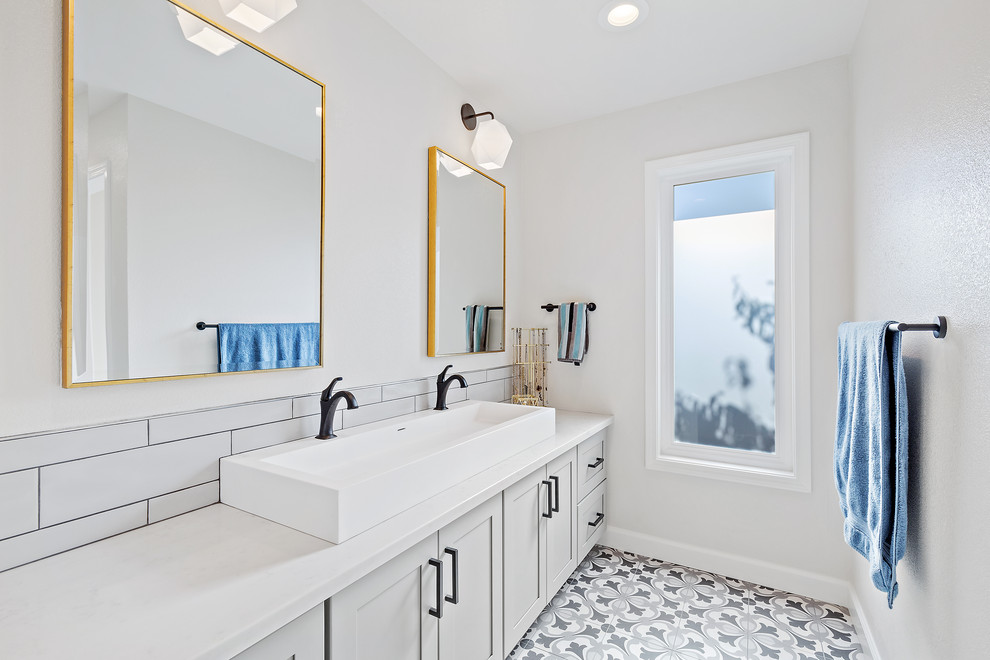 Источник вдохновения для домашнего уюта: главная ванная комната среднего размера в стиле модернизм с фасадами в стиле шейкер, серыми фасадами, душем в нише, белой плиткой, керамической плиткой, белыми стенами, полом из цементной плитки, настольной раковиной, столешницей из кварцита, разноцветным полом, душем с распашными дверями и белой столешницей