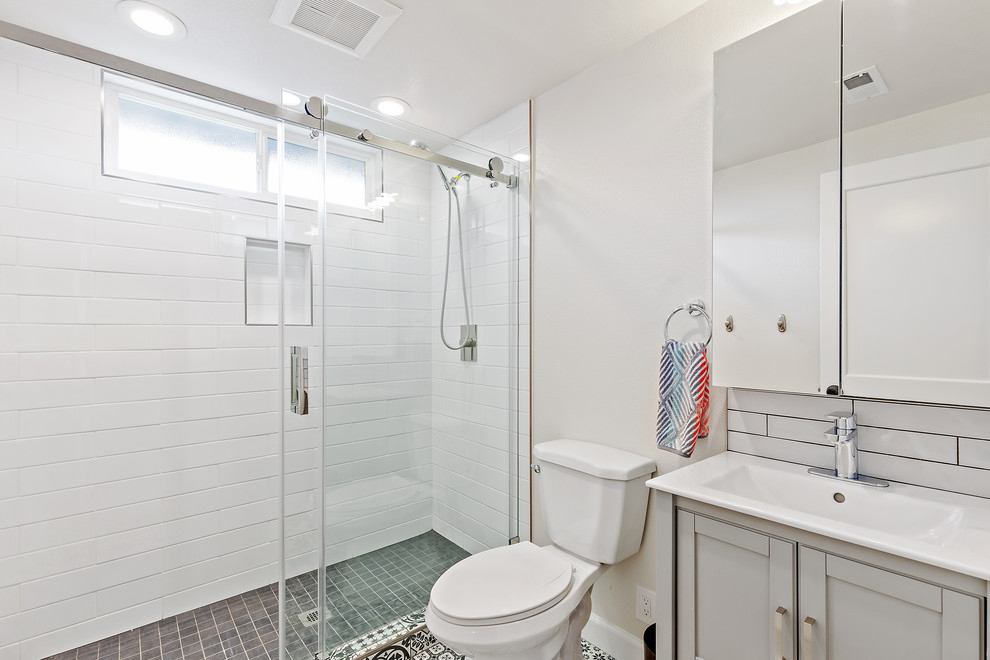 Exemple d'une petite salle de bain moderne avec un placard en trompe-l'oeil, des portes de placard grises, WC séparés, un carrelage blanc, des carreaux de céramique, un mur blanc, carreaux de ciment au sol, un lavabo intégré, un plan de toilette en quartz, un sol multicolore, une cabine de douche à porte coulissante et un plan de toilette blanc.