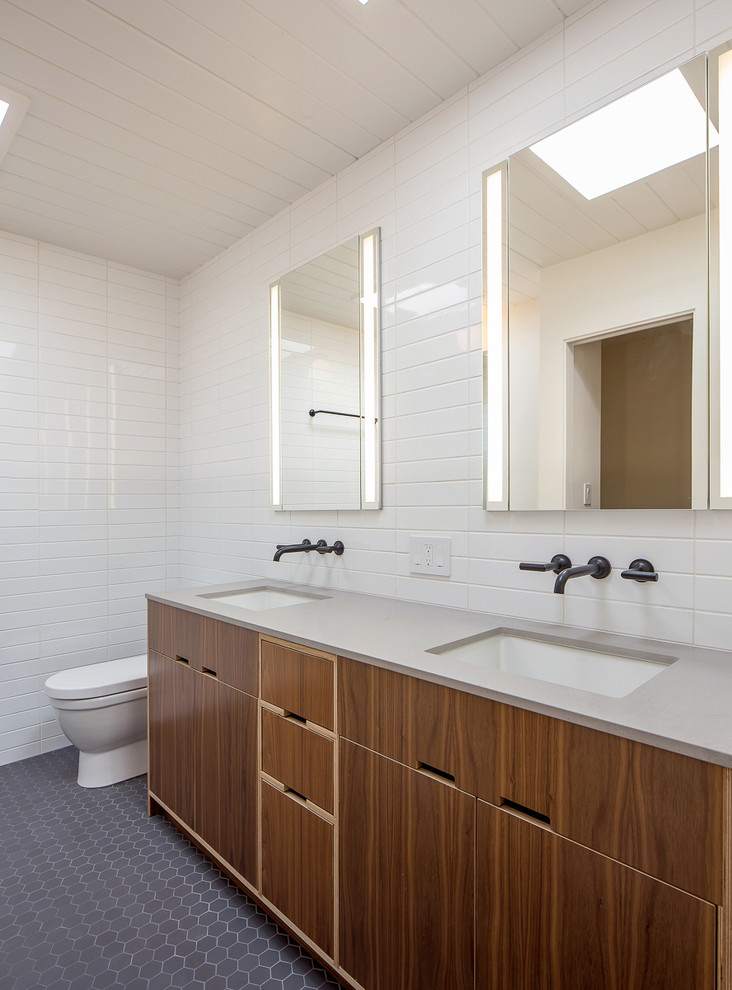 サンフランシスコにあるミッドセンチュリースタイルのおしゃれな浴室 (フラットパネル扉のキャビネット、濃色木目調キャビネット、白いタイル、セラミックタイル、セラミックタイルの床、アンダーカウンター洗面器、珪岩の洗面台) の写真