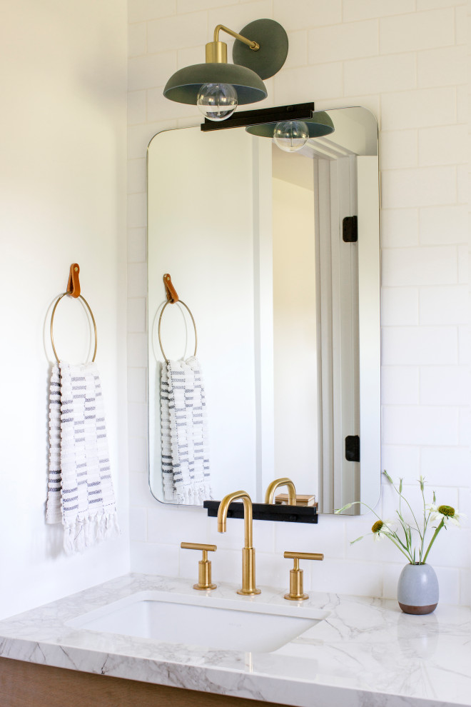 Свежая идея для дизайна: маленькая детская ванная комната в стиле модернизм с фасадами в стиле шейкер, светлыми деревянными фасадами, ванной в нише, душем в нише, раздельным унитазом, белой плиткой, керамогранитной плиткой, белыми стенами, полом из цементной плитки, врезной раковиной, синим полом, душем с раздвижными дверями, белой столешницей, нишей, тумбой под две раковины и встроенной тумбой для на участке и в саду - отличное фото интерьера