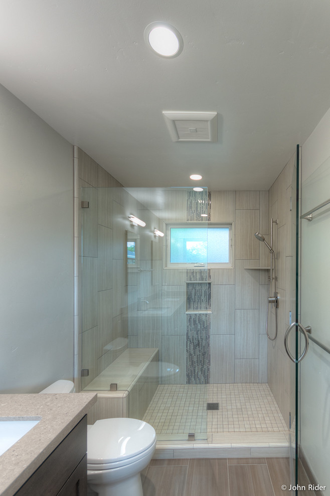 Modelo de cuarto de baño principal contemporáneo pequeño con armarios con paneles empotrados, puertas de armario con efecto envejecido, ducha esquinera, baldosas y/o azulejos beige, baldosas y/o azulejos de porcelana, paredes blancas y suelo de baldosas de porcelana